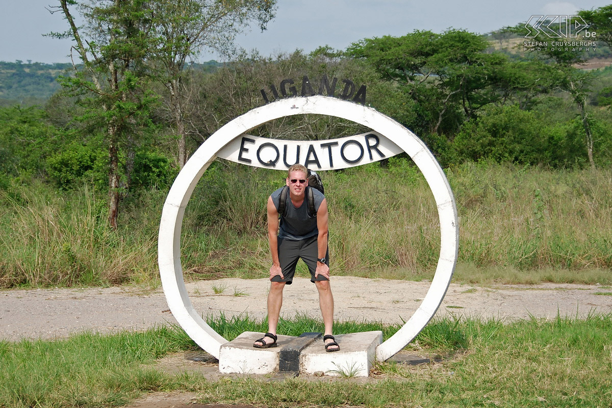Equator Stefan Vlak voor het wildpark van Queen Elizabeth paseer je de evenaar of equator. Stefan Cruysberghs